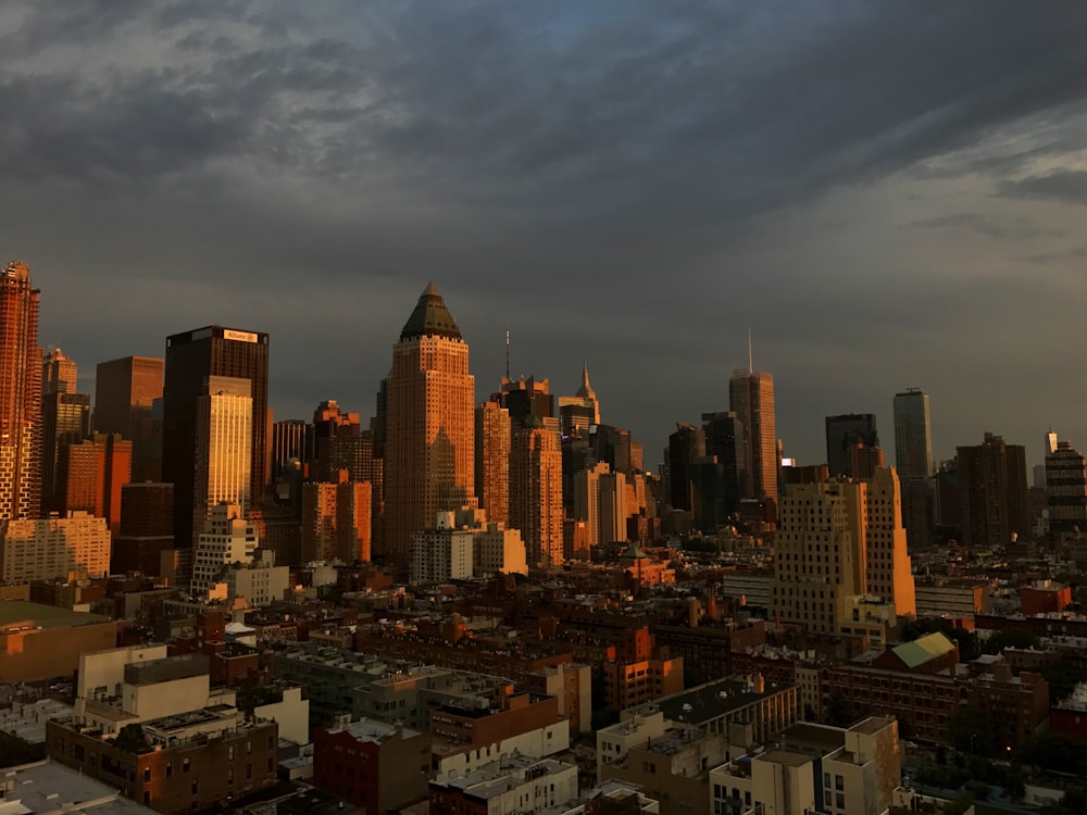 Skyline de la ville sous un ciel nuageux gris pendant la journée