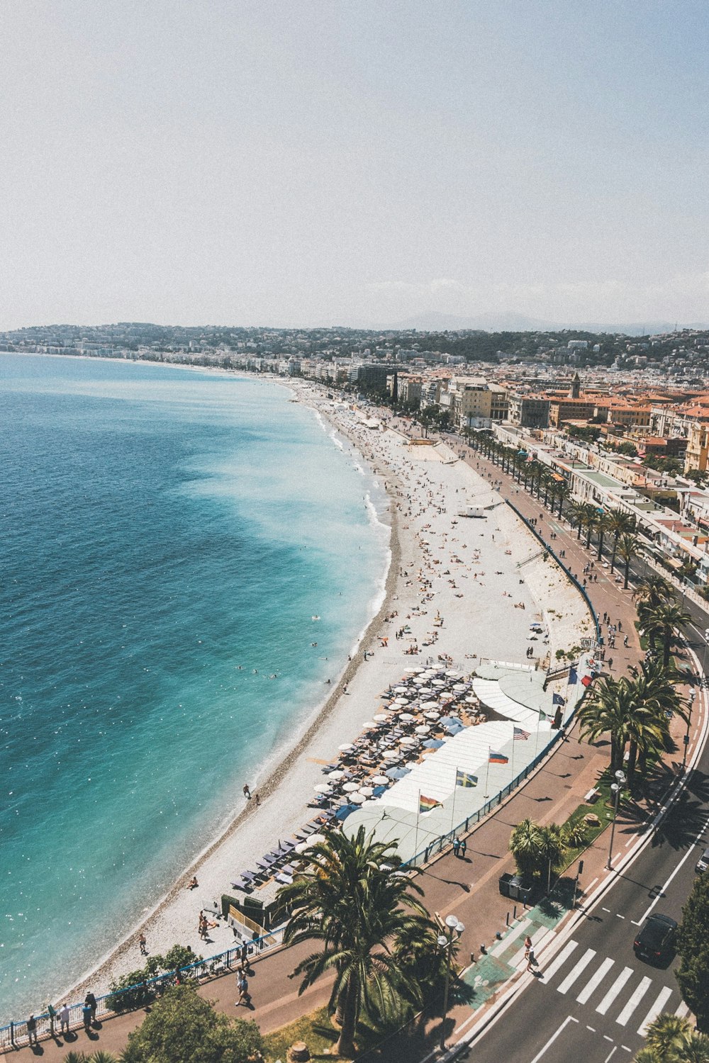 plage près de la route pendant la journée