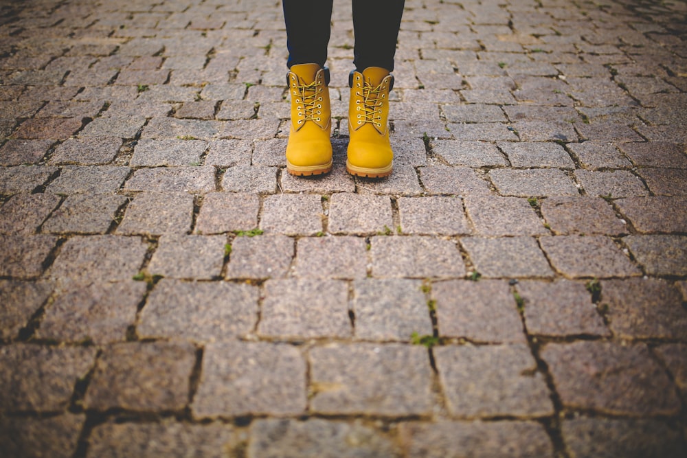 personne portant des bottes de travail brunes