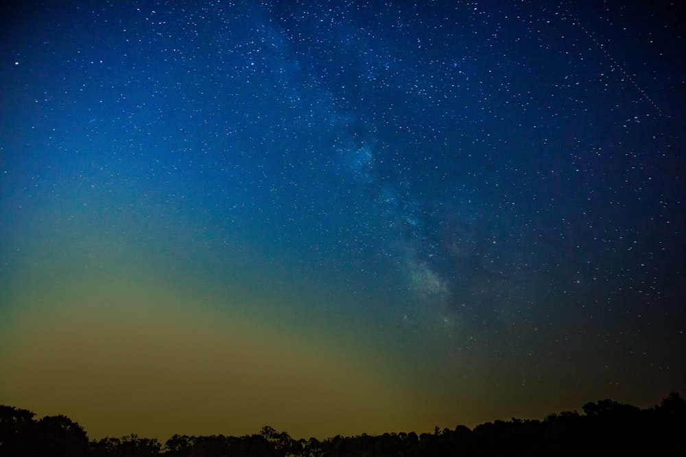 montagne sous la nuit étoilée