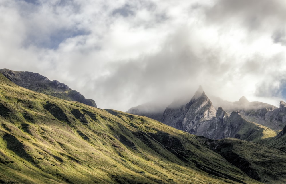 Montagna verde nella fotografia di paesaggio