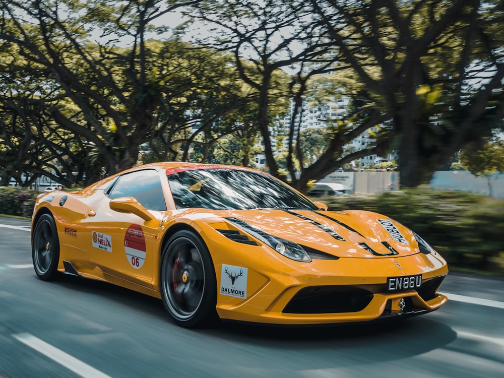 Fotografia panorâmica da Ferrari 458 na estrada