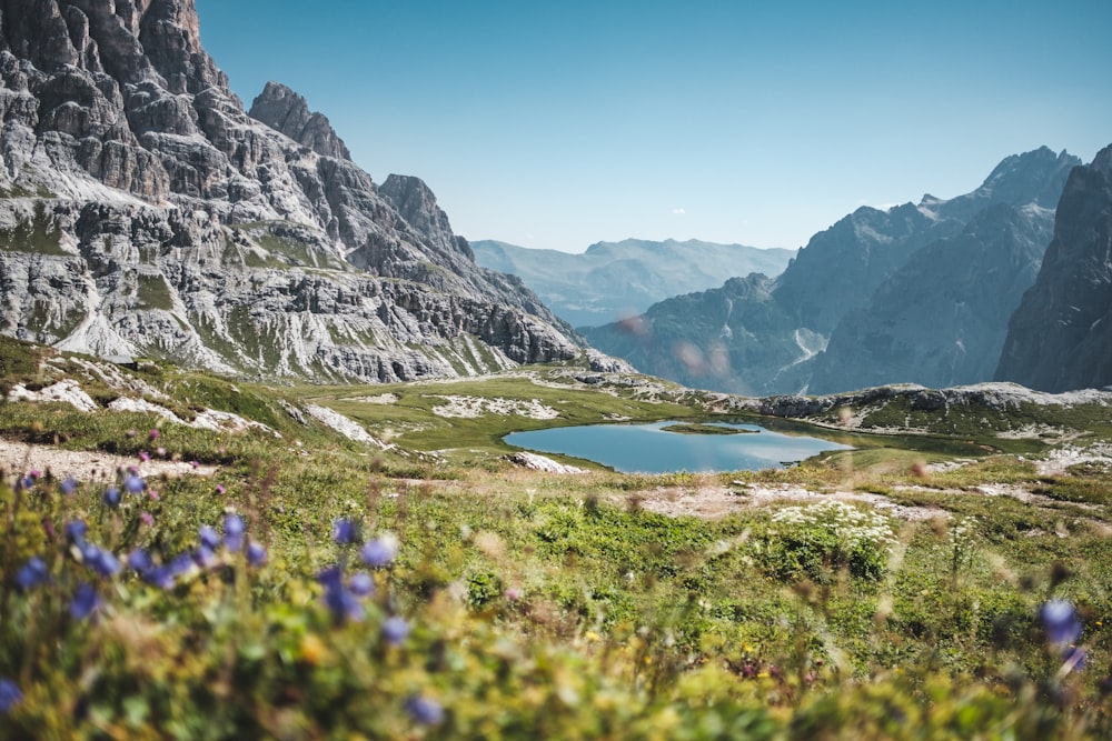 Lago rodeado de montañas rocosas durante el día