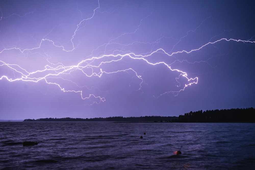 fulmini sopra l'oceano durante la notte