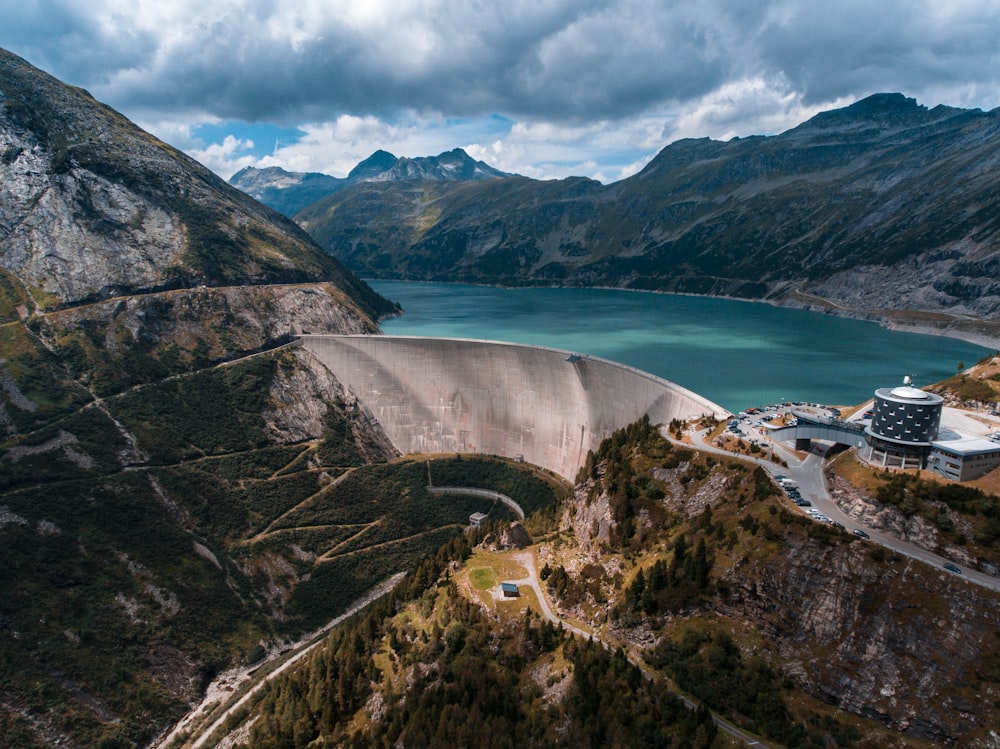 Fotografia de visão panorâmica de barragem de água