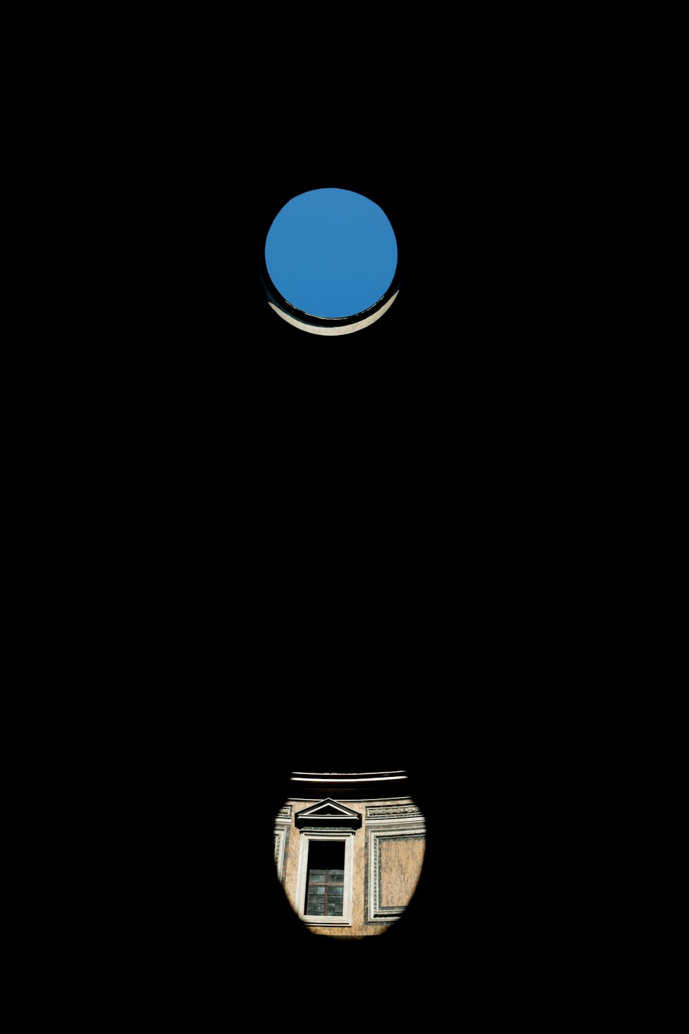 ponto azul na parte superior da ilustração marrom do vaso