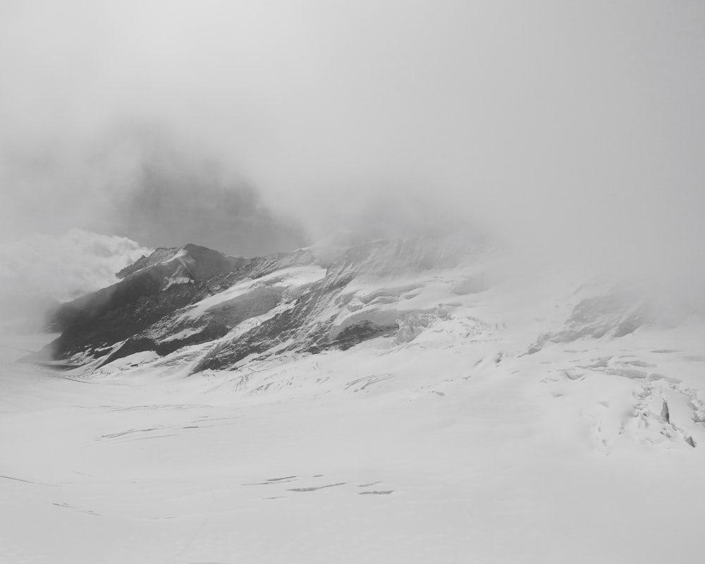 Foto de un campo de nieve y alpes montañosos