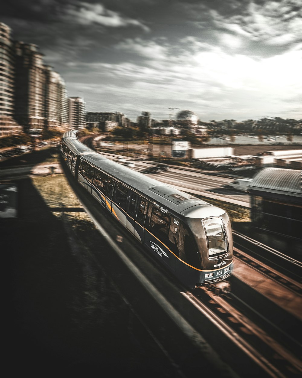 昼間の線路を走る列車のタイムラプス撮影