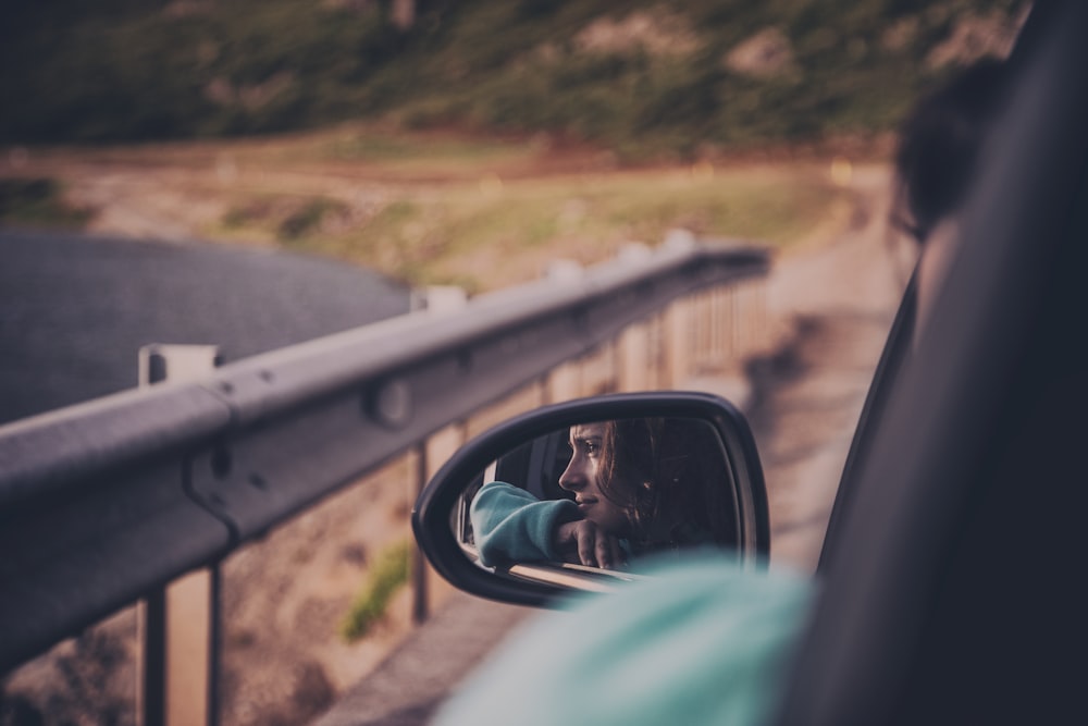 Frau fährt im Auto