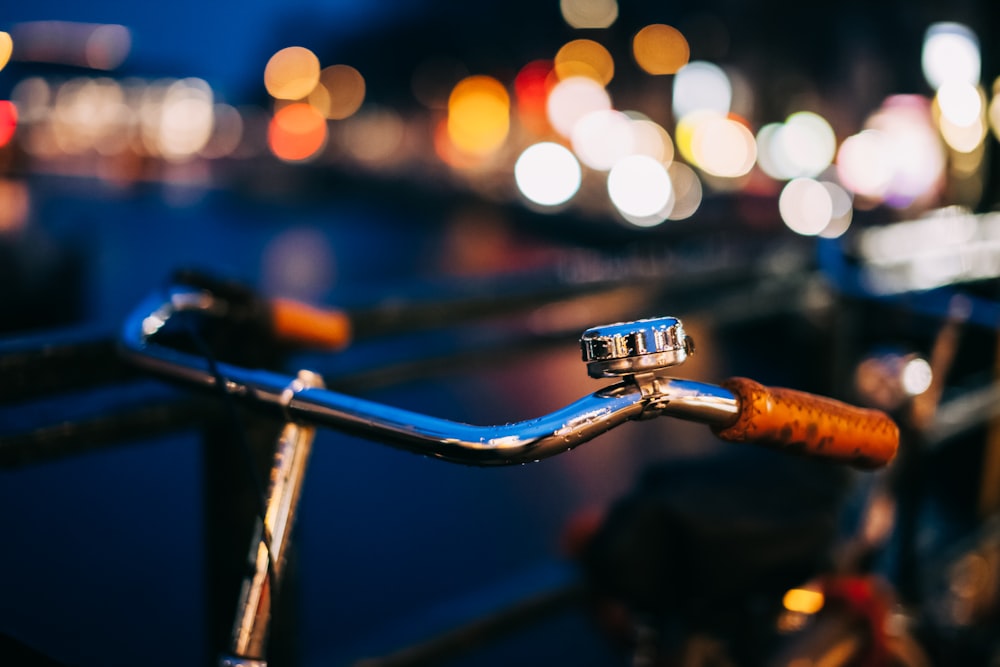 foto de foco raso da bicicleta do cruzador de aço inoxidável