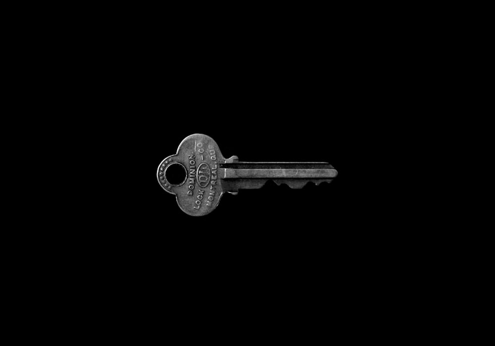 Foto des Schlüssels vor schwarzem Hintergrund