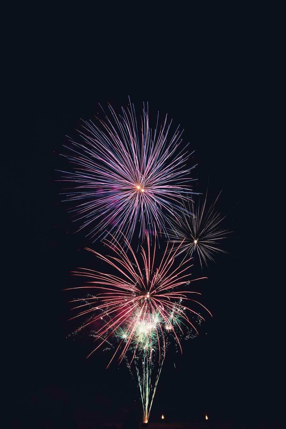 Fotografía de lapso de tiempo de fuegos artificiales púrpura y rojo