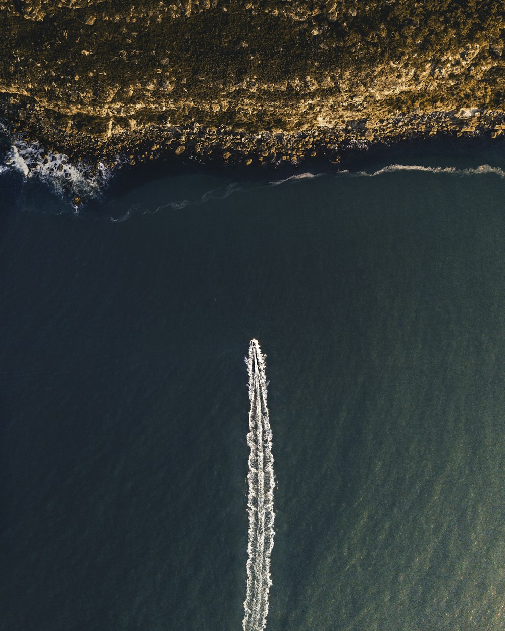 Fotografia a volo d'uccello del motoscafo verso la costa