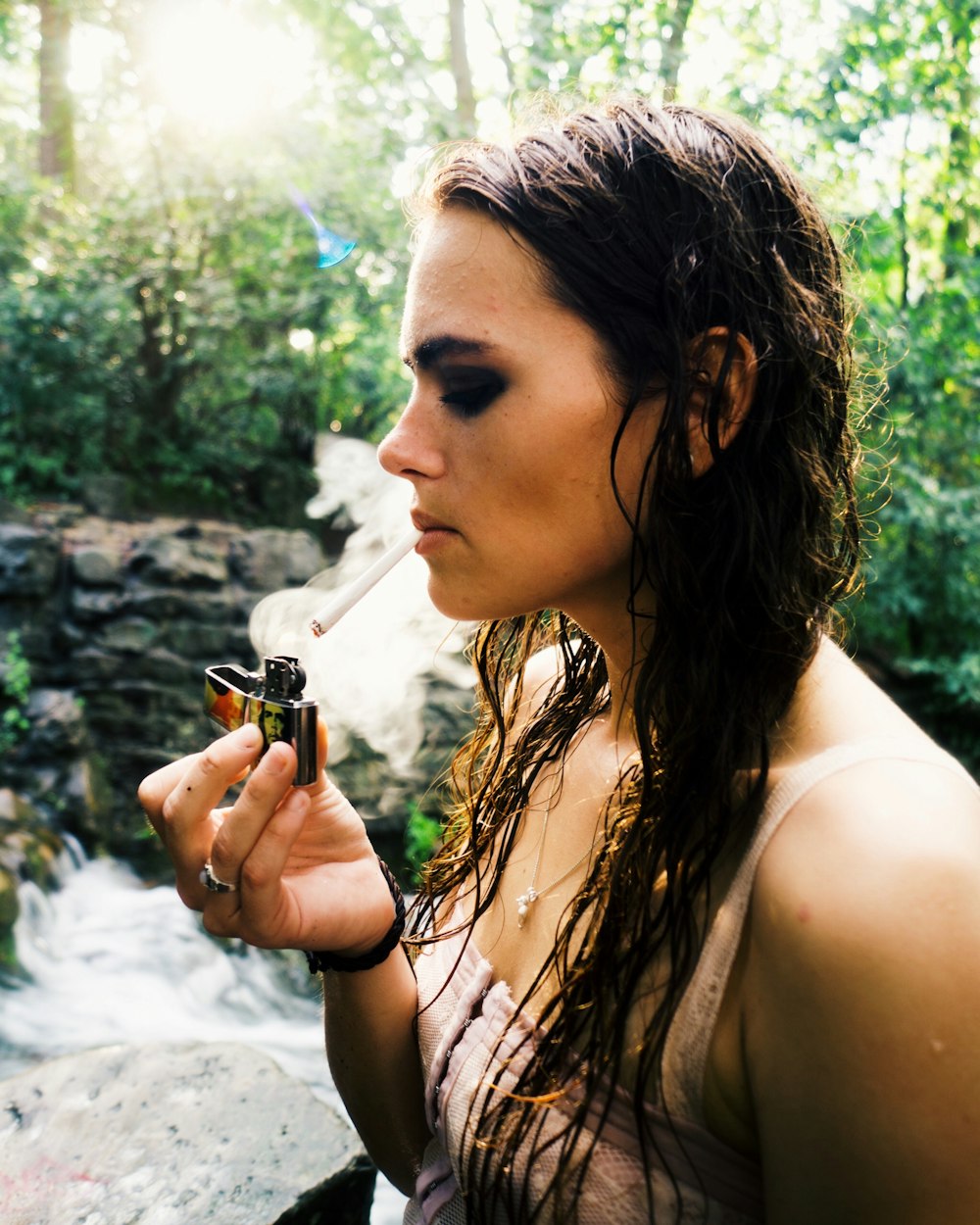 femme avec cigarette et briquet