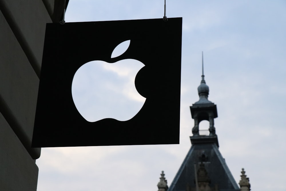 Logotipo da Apple na frente de um prédio