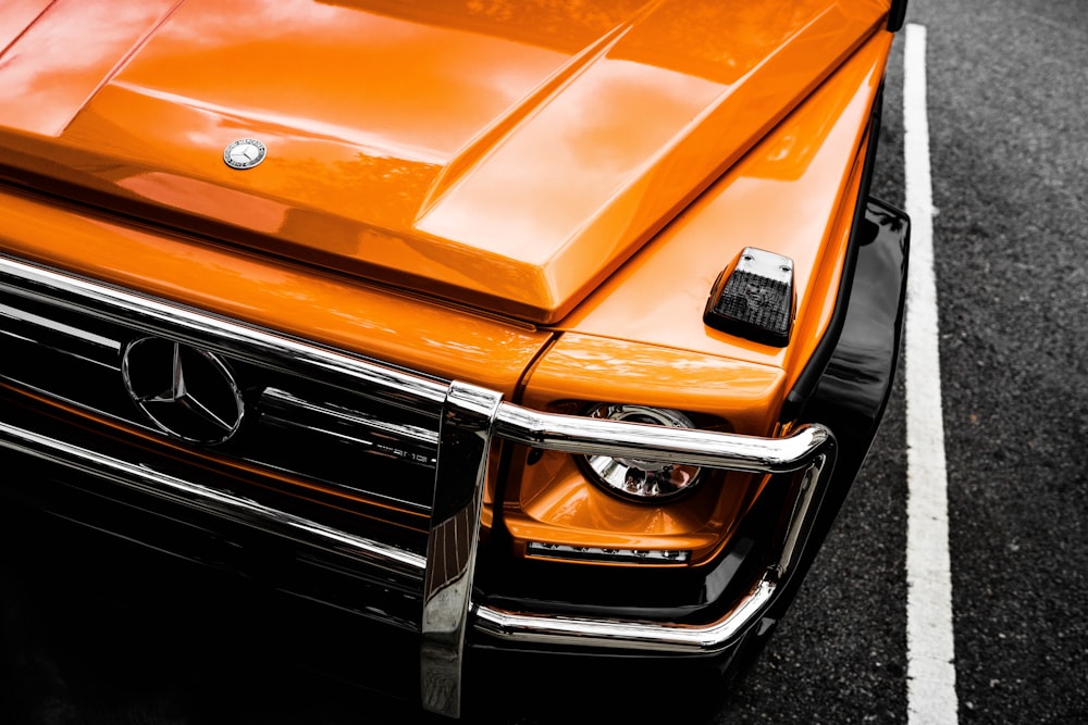 オレンジ色のメルセデスベンツ車