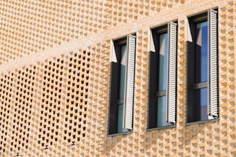 Photo 1503863341648 5eb1527ae64c?q=85&w=340&h=340&fit=crop