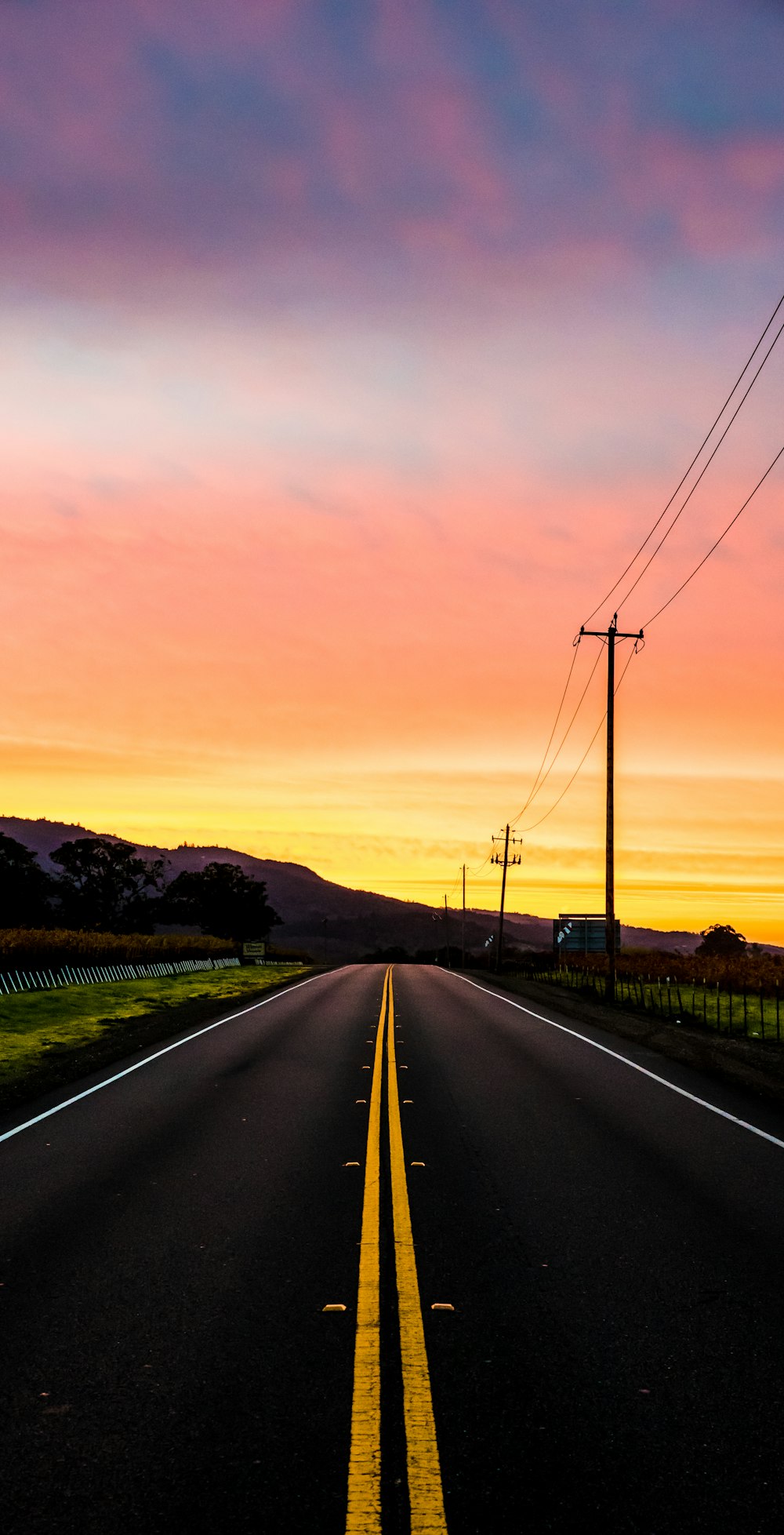 foto de estrada perto da montanha