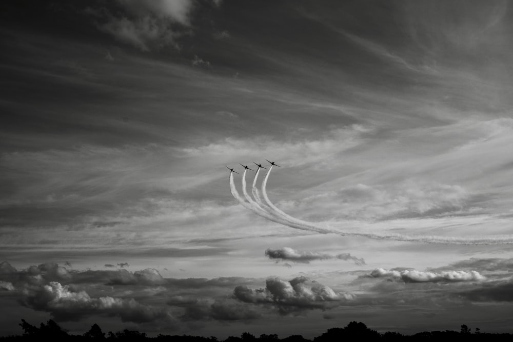 Photo en niveaux de gris d’avions de chasse