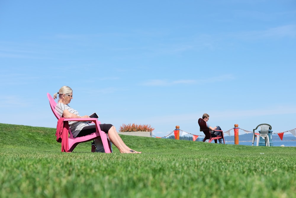 Silla sentada de mujer al aire libre durante el día