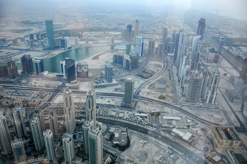 fotografia com vista aérea de Dubai durante o dia