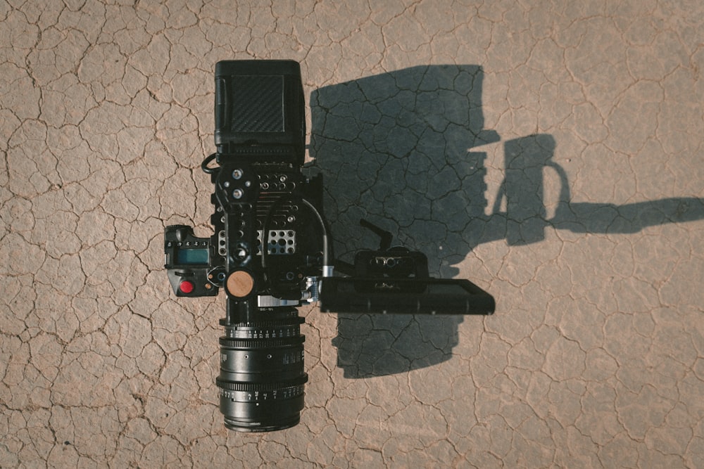 câmera DSLR preta na sujeira marrom