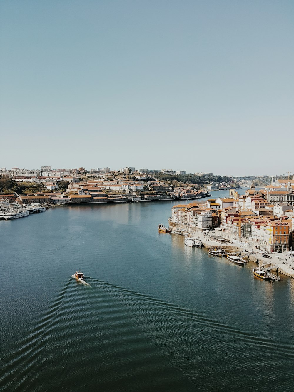 Vue d’ensemble photographie d’un bateau sur un plan d’eau