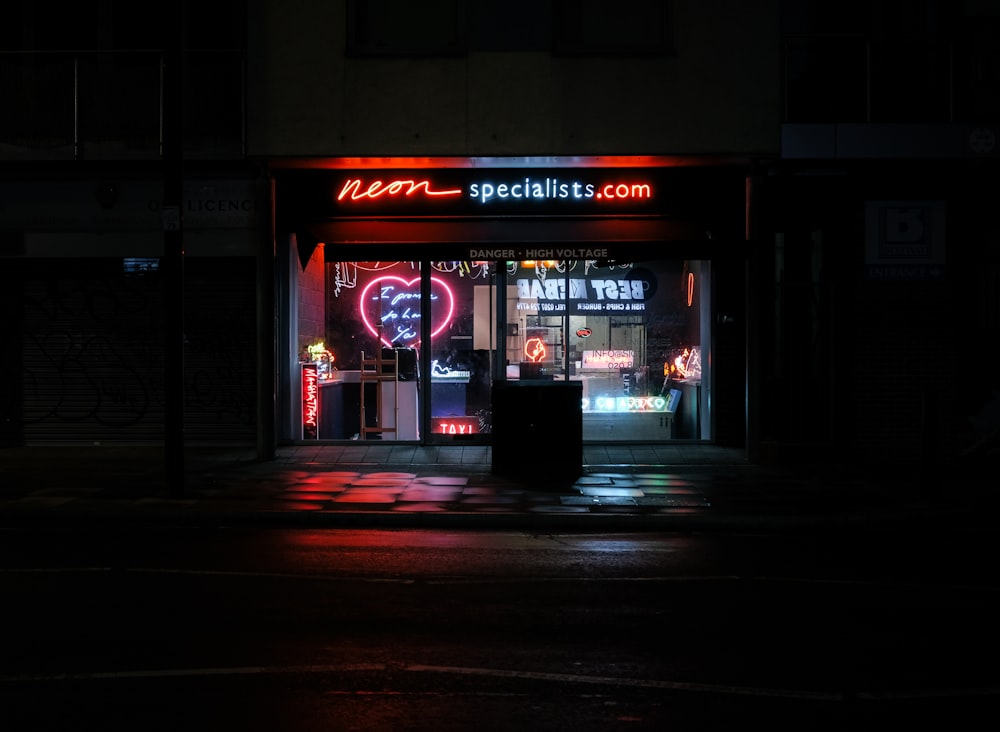 Especialista en neón. com frente de la tienda durante la noche