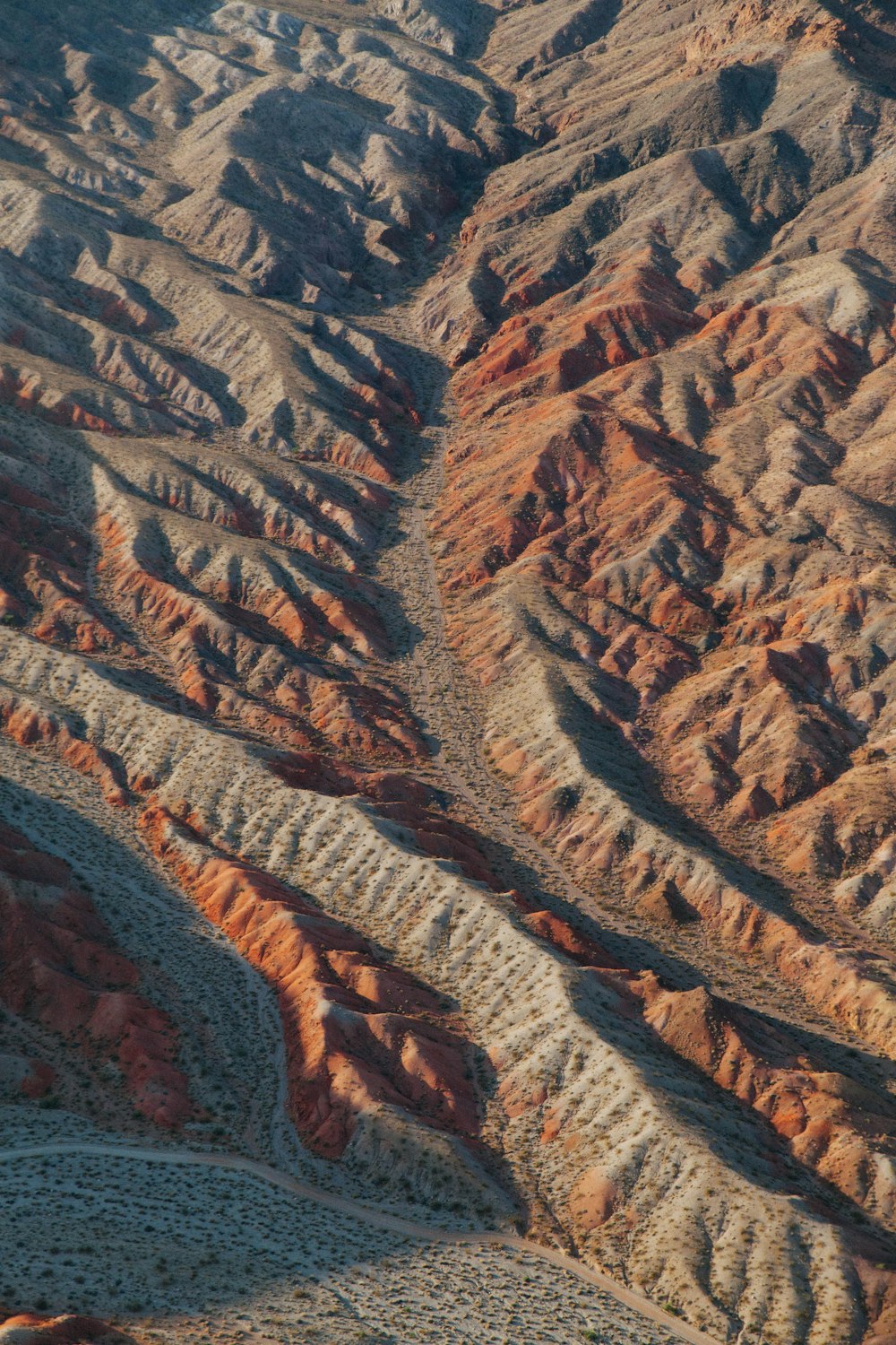 Photographie de vue à vol d’oiseau des montagnes brunes