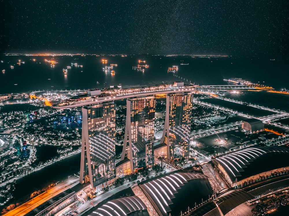 Vista superior de la foto de los edificios durante la noche