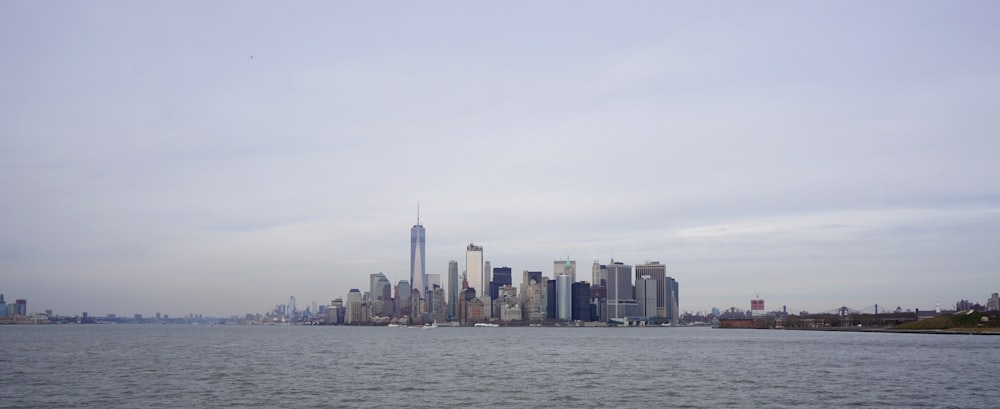 edifício da cidade de York perto do corpo de água