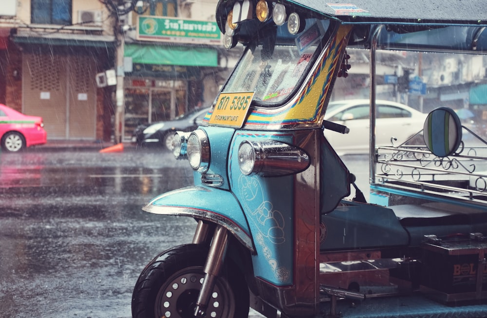 Auto rickshaw fuera de la tienda en la temporada de lluvias