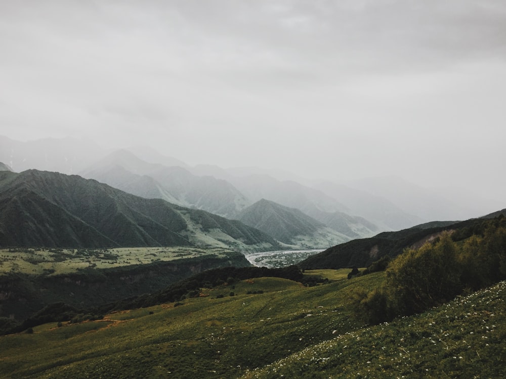 foto di montagne coperte da nebbie durante il giorno