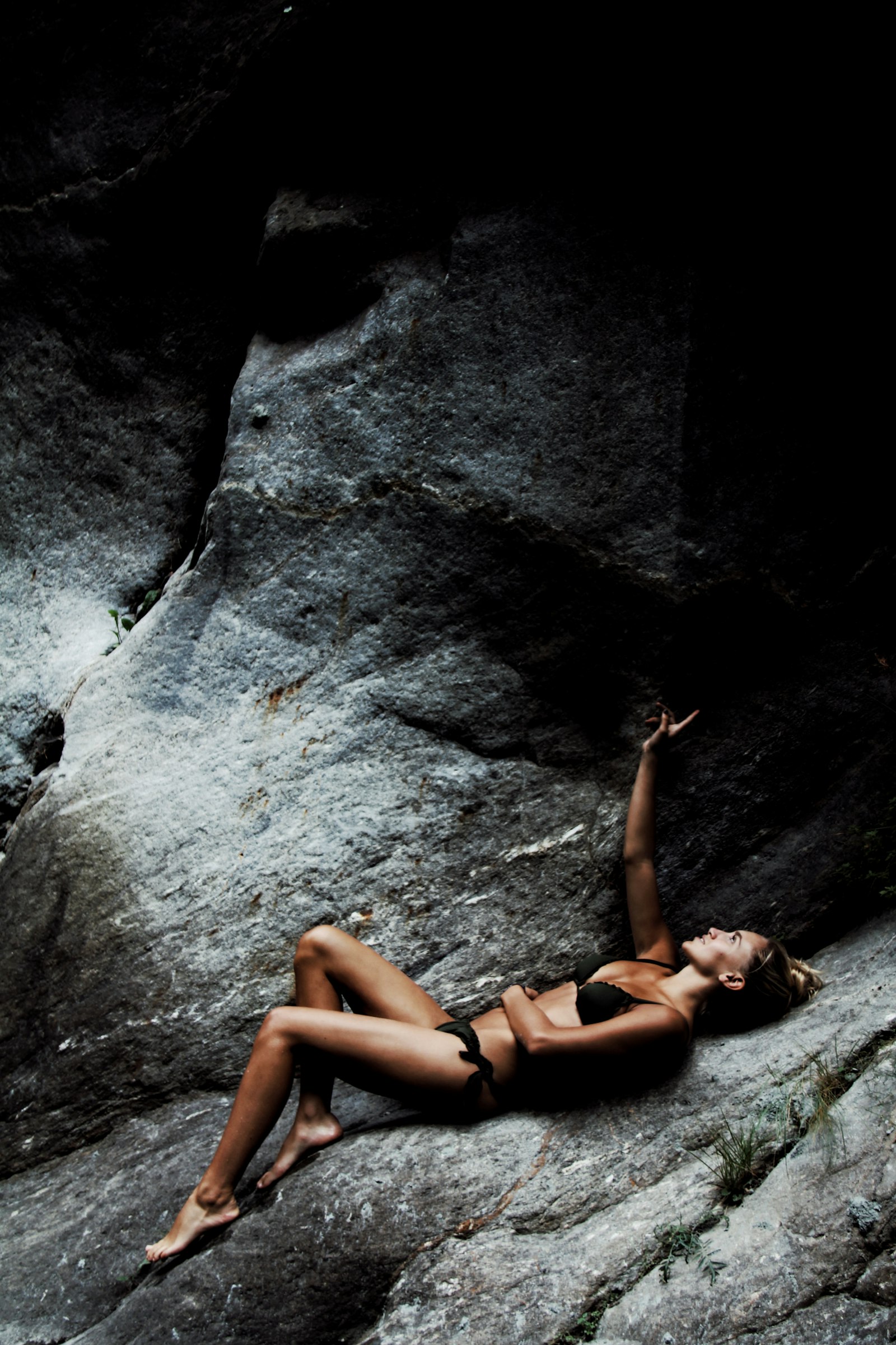 Canon EF-S 18-200mm F3.5-5.6 IS sample photo. Woman wearing black bikini photography