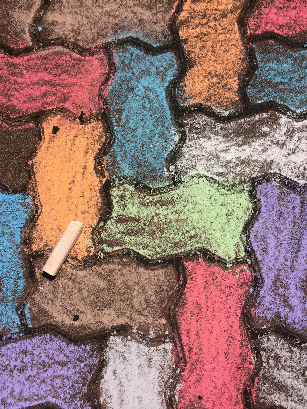Foto em close-up do pavimento de tijolos dumble multicoloridos