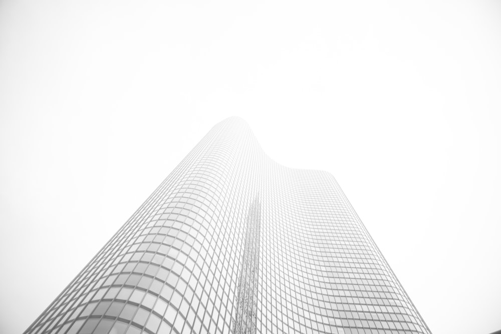 edificio de cristal bajo un cielo gris durante el día
