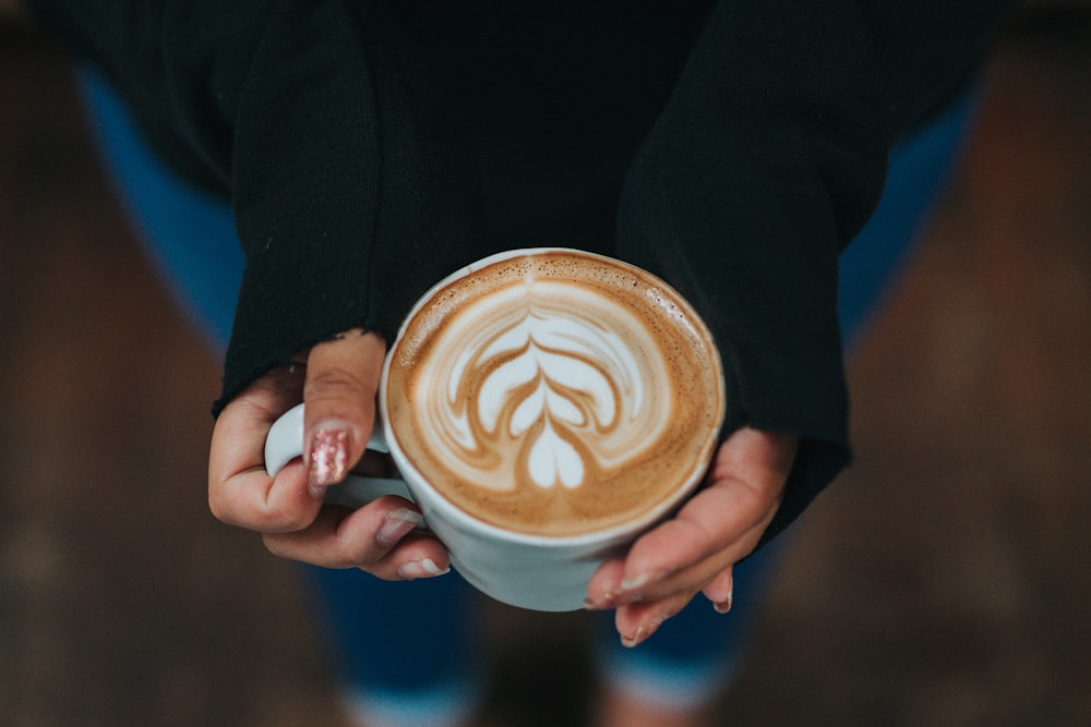 Persona sosteniendo una taza de café