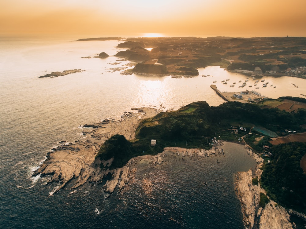 昼間の島の航空写真