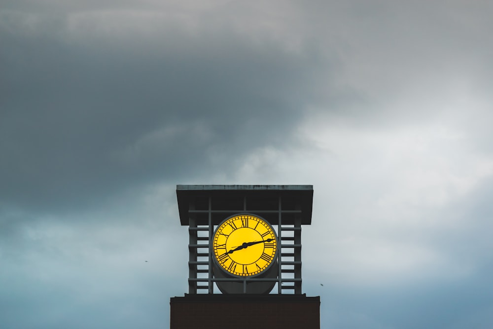 Edificio de reloj analógico negro y dorado