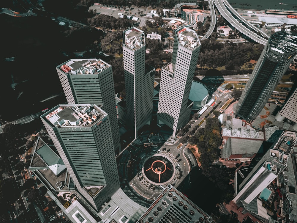 Fotografía de vista aérea de edificios de la ciudad