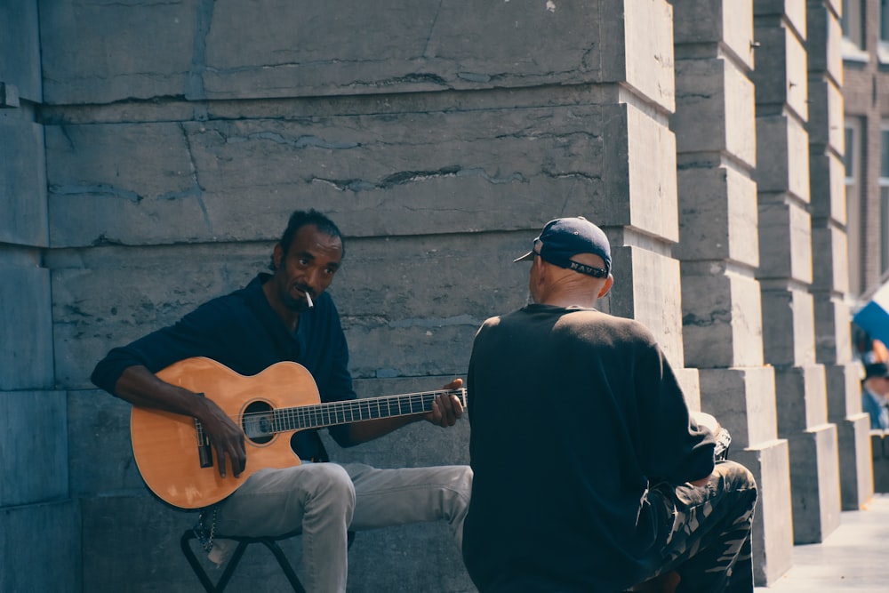 homme jouant de la guitare à l’extérieur