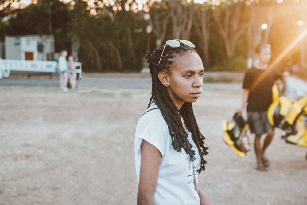 Photographie de mise au point d’une femme faisant face à l’extérieur