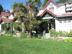Exterior view of a well-maintained house in the Walloon region with greenery.