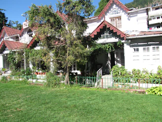 Exterior view of a well-maintained house in the Walloon region with greenery.