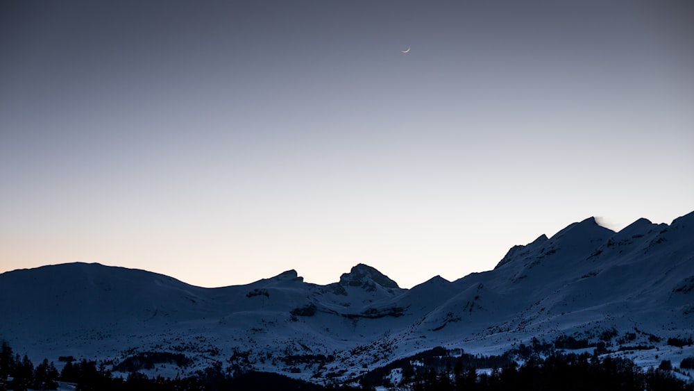 montanha coberta de neve durante o dia