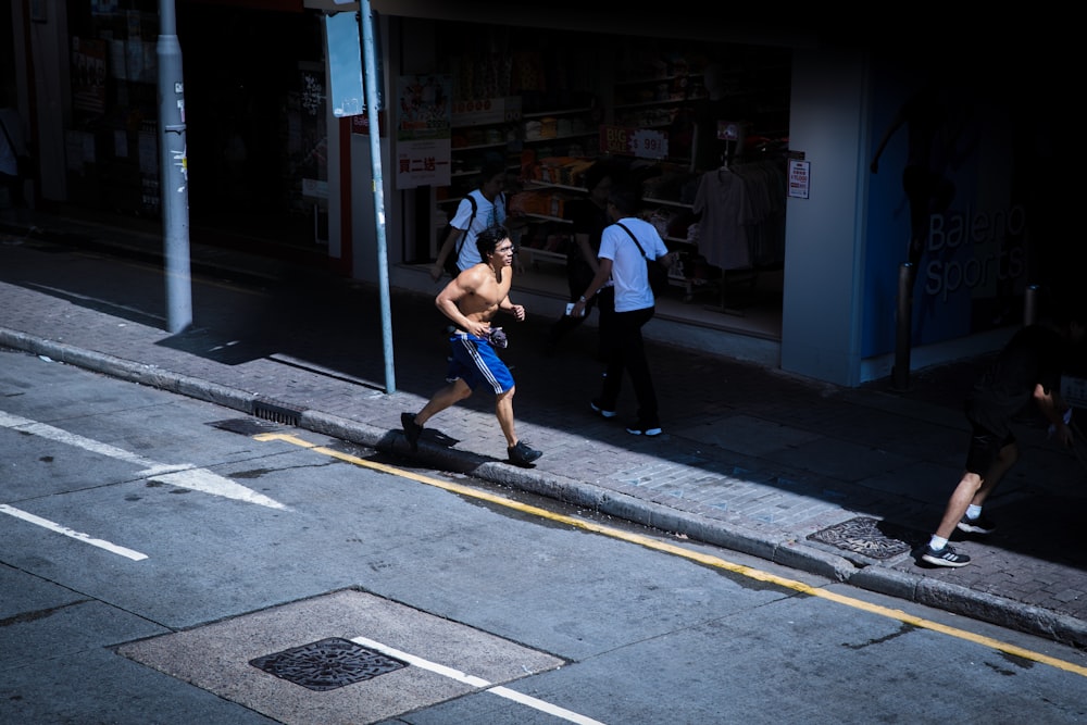 homem correndo na calçada durante o dia