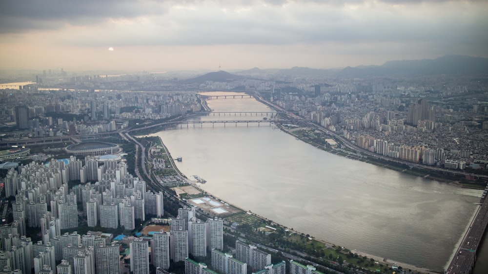 Foto a vista de pájaro del paisaje urbano durante el día