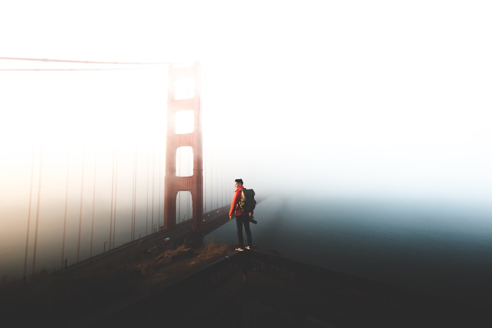 hombre parado cerca del puente Golden Gate