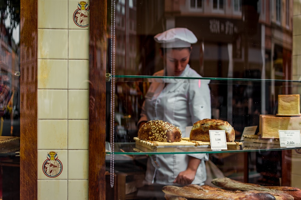 Bäcker im glasüberdachten Laden