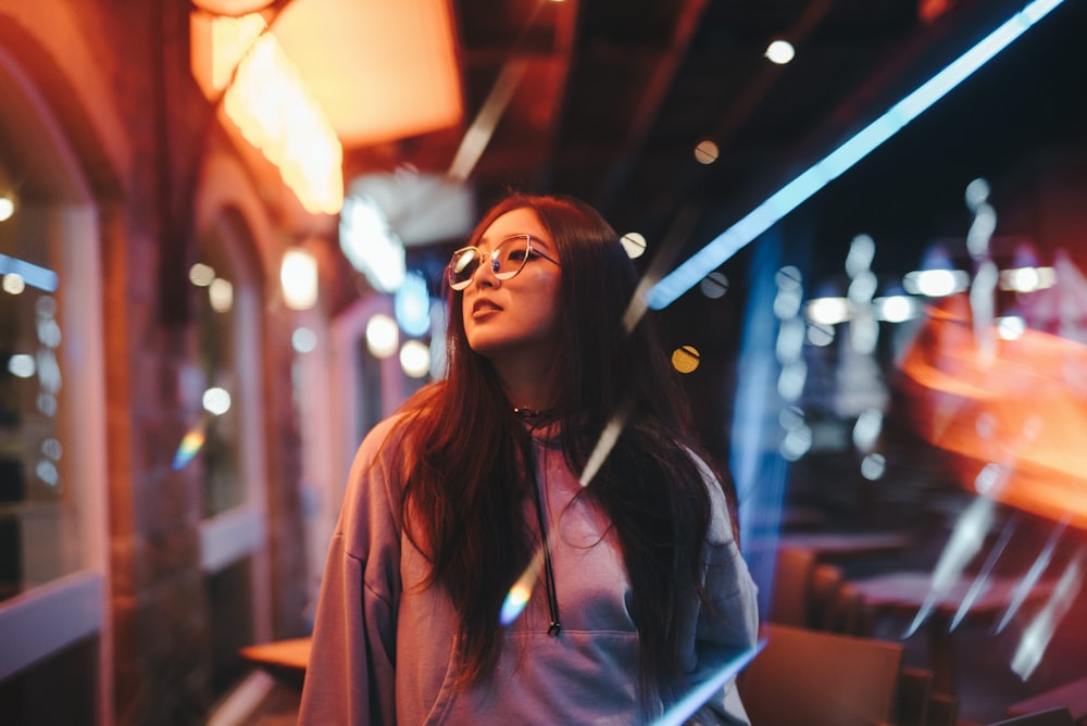 femme en veste regardant le bâtiment